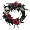 Gothic Türkranz Mit Blüten, Totenkopf & Skeletthänden -Halloween Verkaufsgeschäft schwarzer gothic tuerkranz mit rosen totenkopf und skeletthaenden gothic deko halloween deko 53915 01